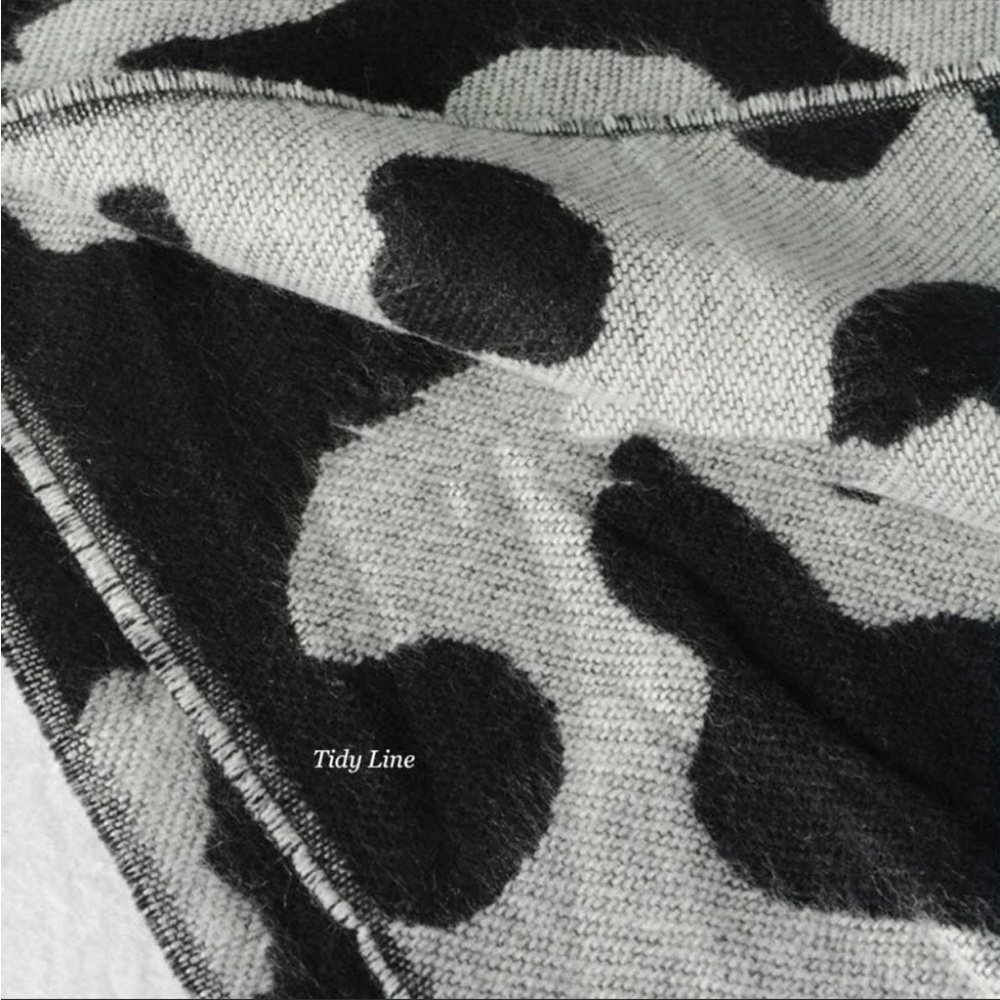 NWT- COW PATTERN TASSLE SCARF - Picture 8 of 10